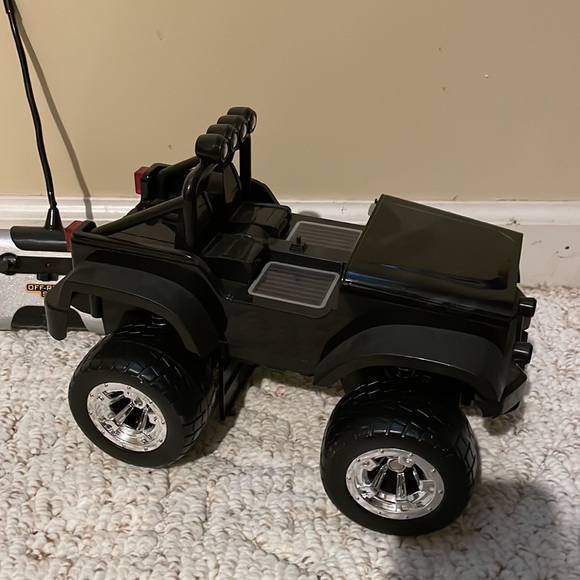 Battery operated off-road Safari car. Remote control included. - Picture 2 of 6
